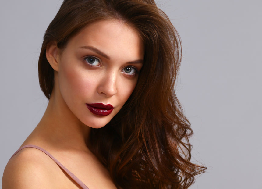 美女人像灰色背景上的漂亮外国美女