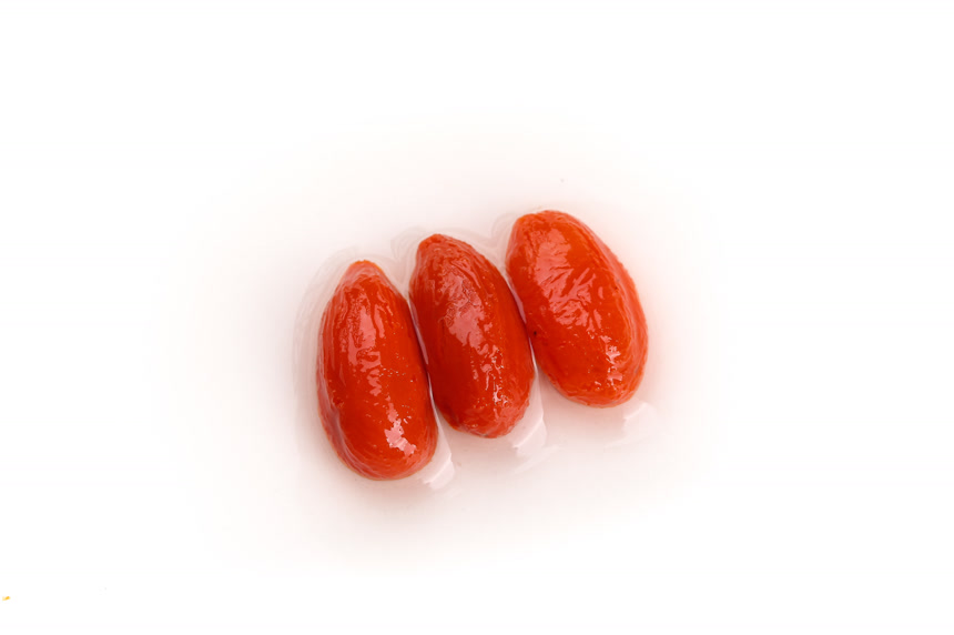 白底上的红枸杞