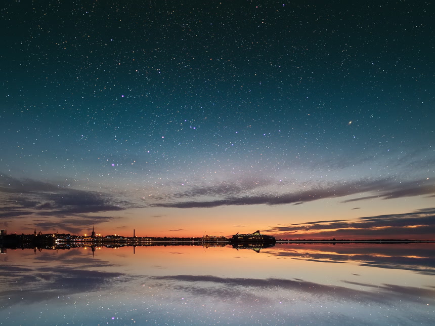 波罗的海城市之光的塔林老城的星空自然景观
