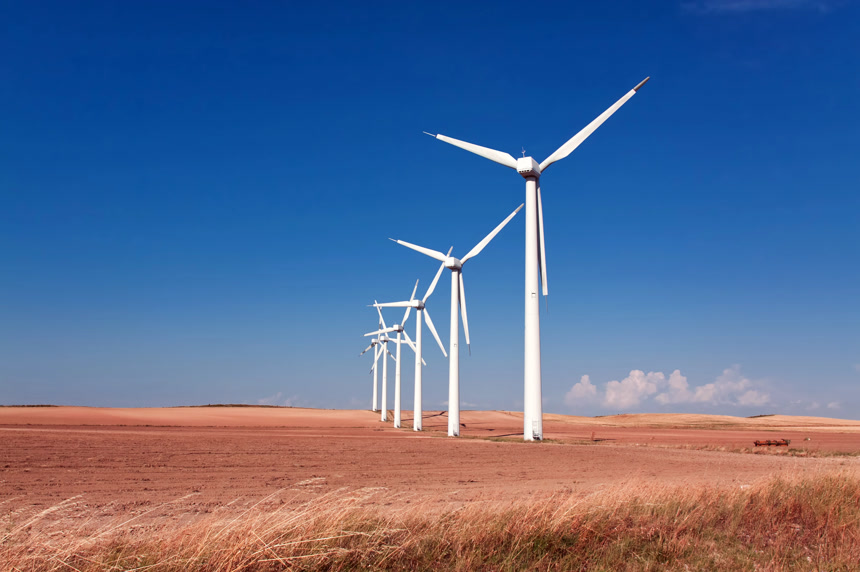 秋季草原上的风车风力发电环保宣传图