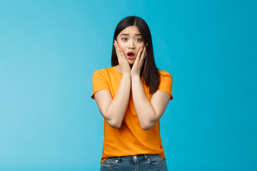 一个惊讶的亚洲女孩蓝色背景图人物肖像