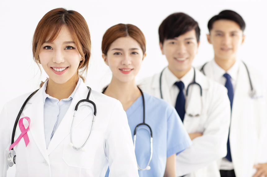 医疗小组胸前佩戴粉红色丝带白底图    关爱乳腺癌患者 医院宣传 