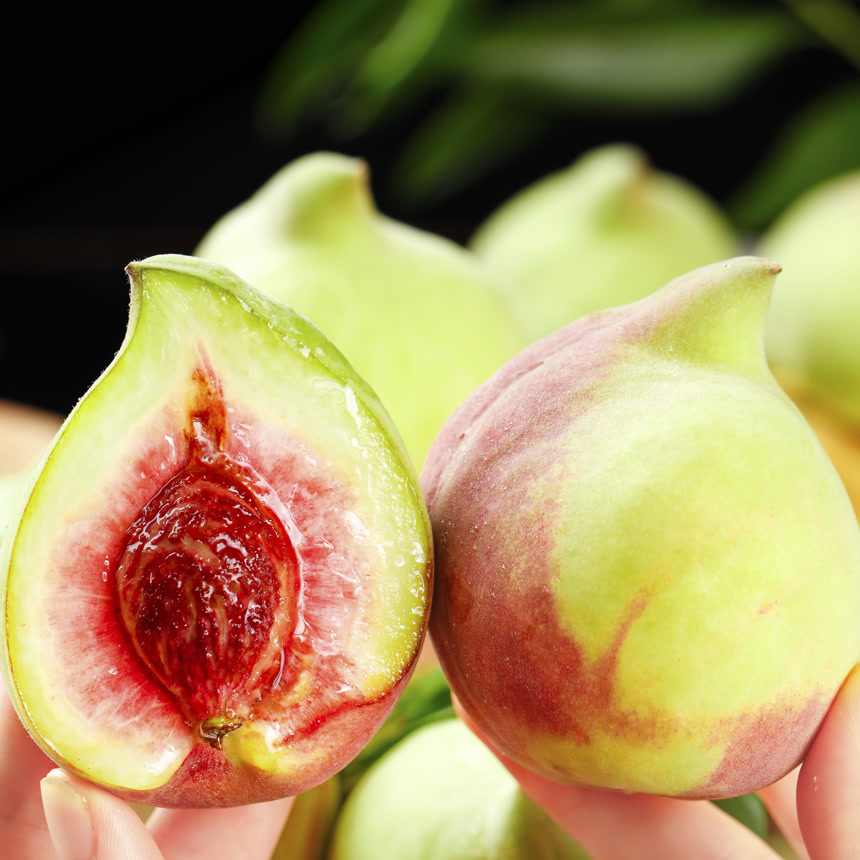 木底上的鹰嘴桃