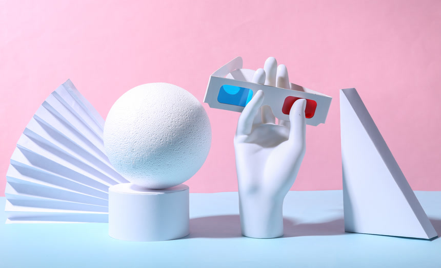 人体模型手拿着立体3D眼镜和蓝色粉刷背景的几何图形概念艺术