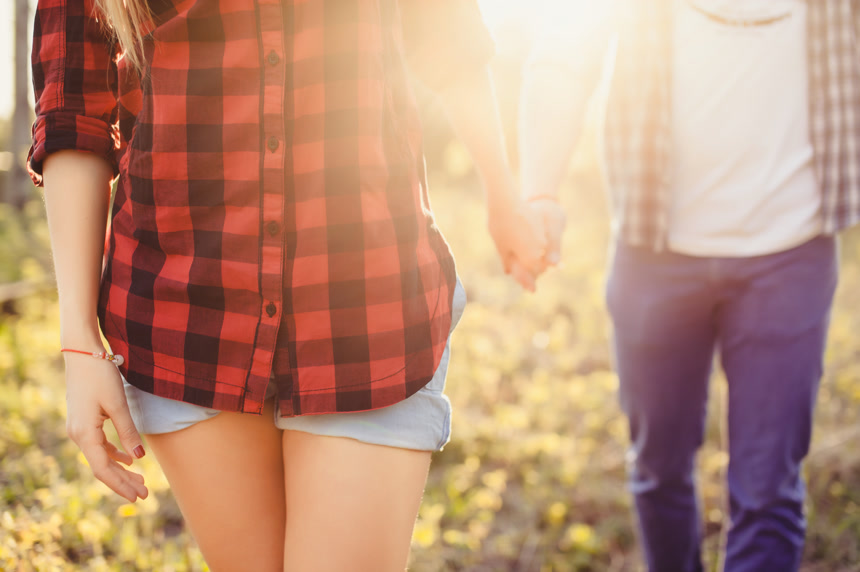  幸福的小夫妻一起手牵手享受森林美景的宣传片