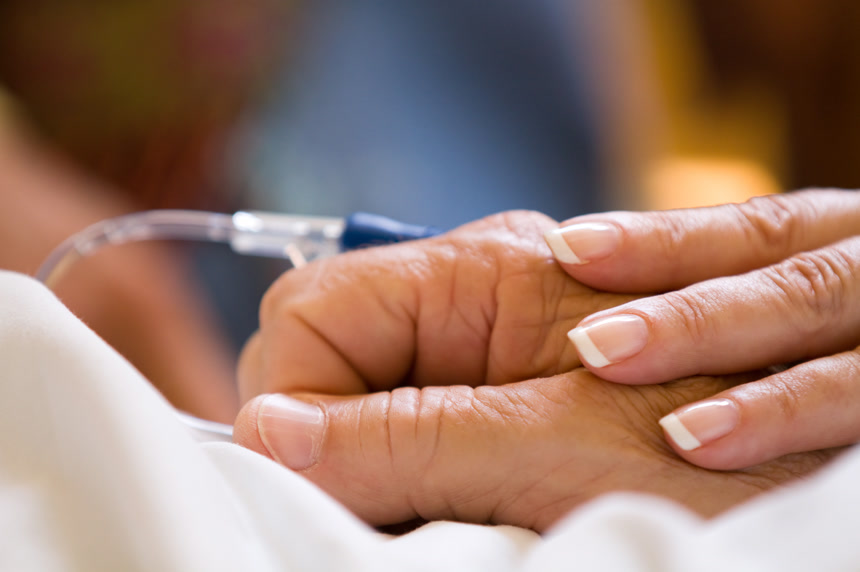 手握着生病输液的人的手