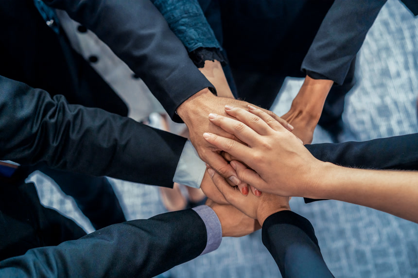 商务人士合作握手的商务人像