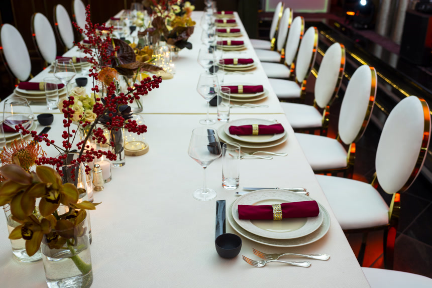 餐桌上用的是面料餐巾纸装饰有花卉装饰节日餐桌供餐馆招待用餐饮美食