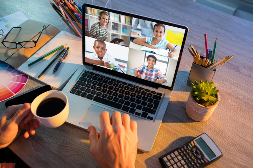 教师在家里与多名学生在笔记本电脑上举行视频会议远程学习在线教育