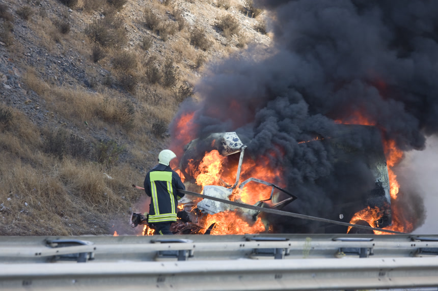 消防员出动在山林救火消防安全素材