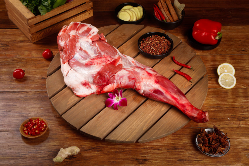 深底上的羊后腿