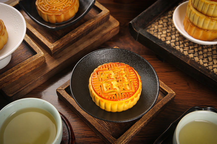 深底上的中秋月饼