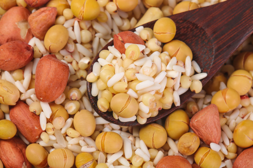 白底上的花生五谷豆浆