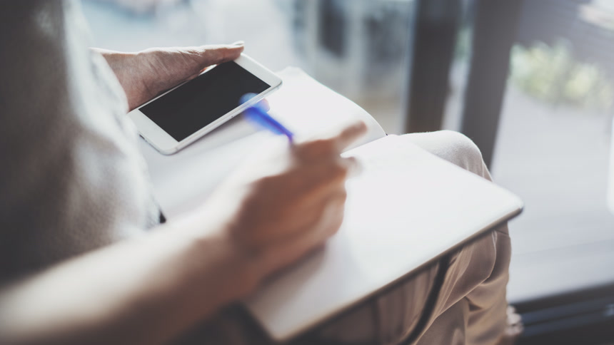 用手机和纸质笔记书写和记笔记生活方式