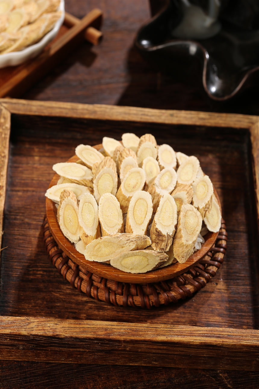 深底上的黄芪片