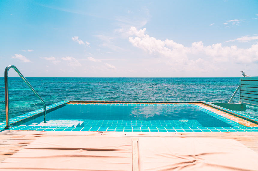 马尔代夫有海洋背景的游泳池休闲活动
