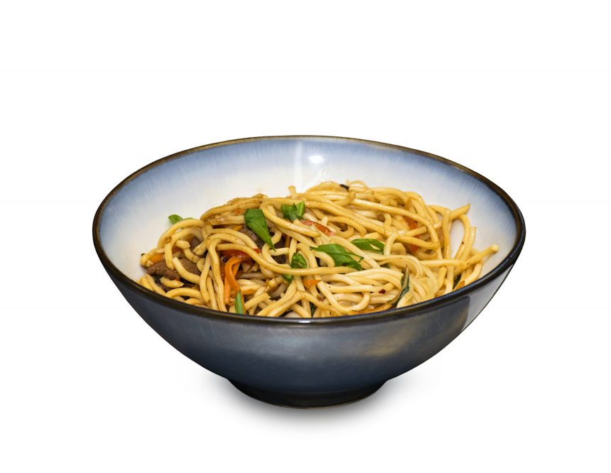 白色背景上的一碗牛肉面素材