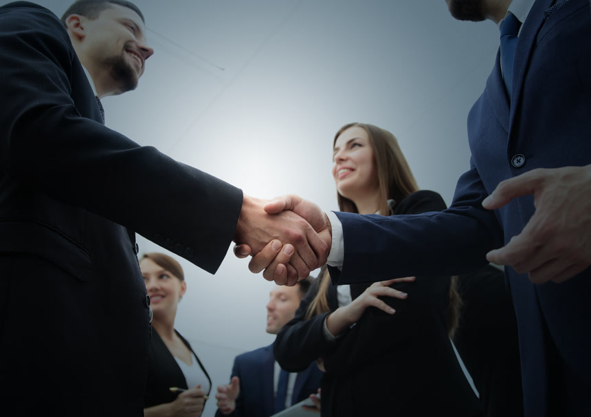 正装男女商务团队捂手合作