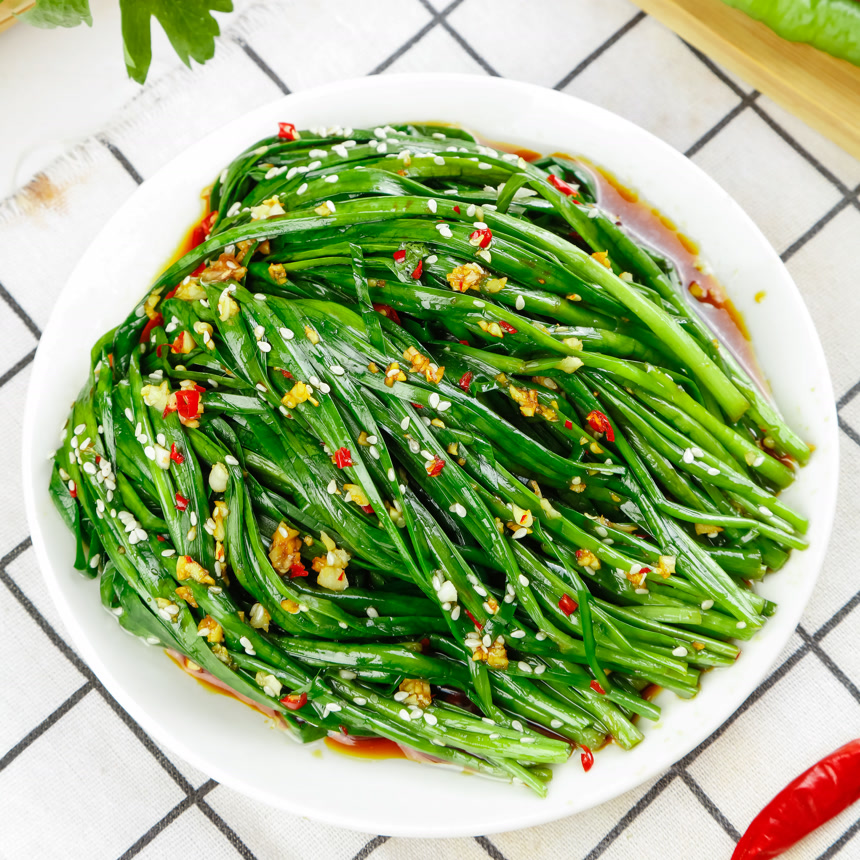 深底上的新鲜韭菜