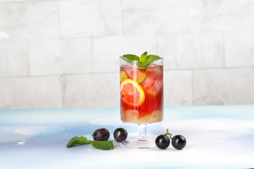 浅底上的葡萄果汁