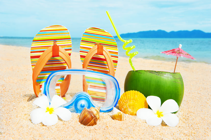 海边度假沙滩上的拖鞋和椰汁水果