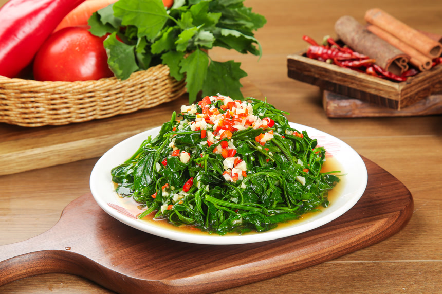 木底上的凉拌灰灰菜