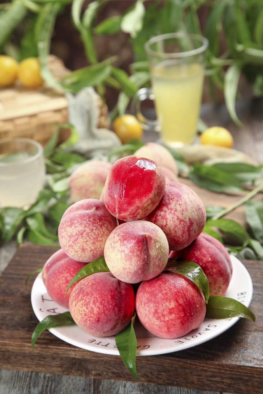 木底上的胭脂红桃子