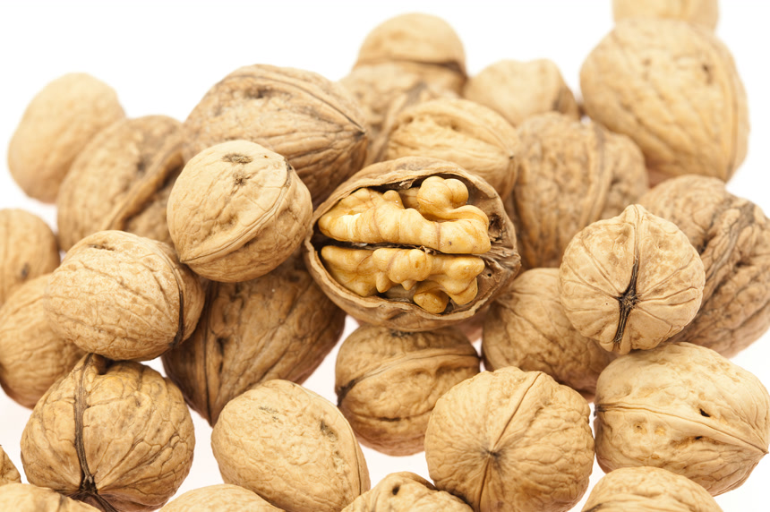 许多健康的坚果剥开的核桃白底图