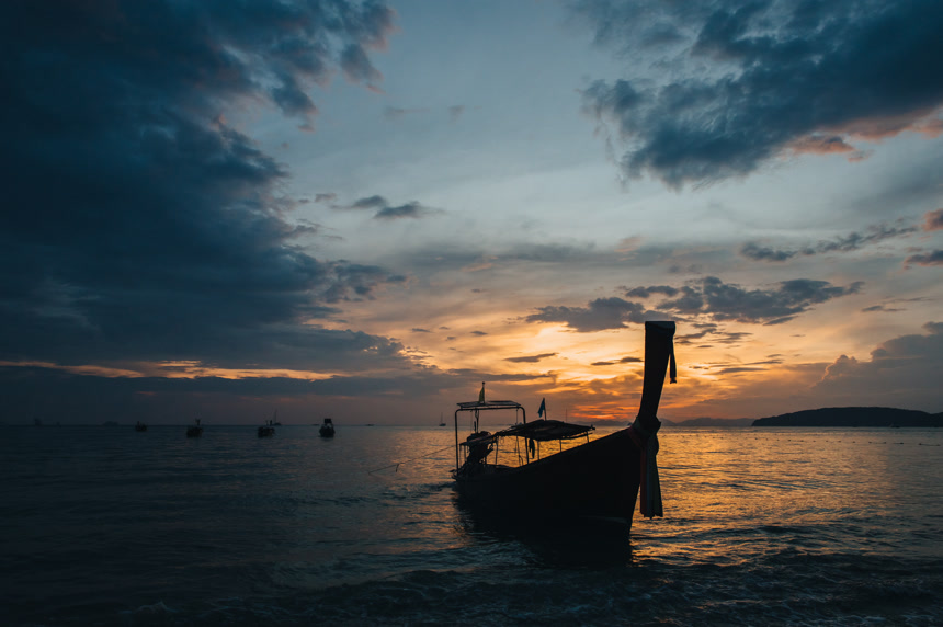 夜幕时漂泊在海上的小船自然景观