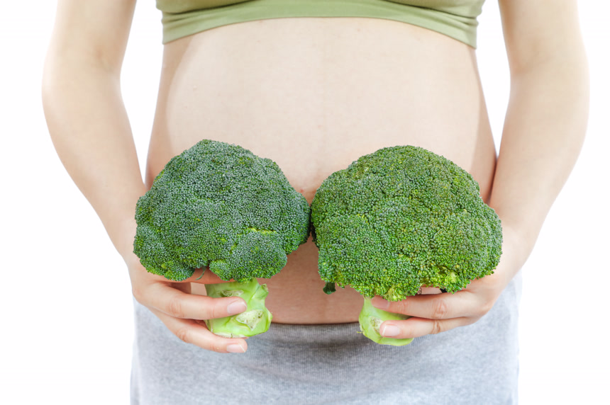 孕妇手里拿着西兰花