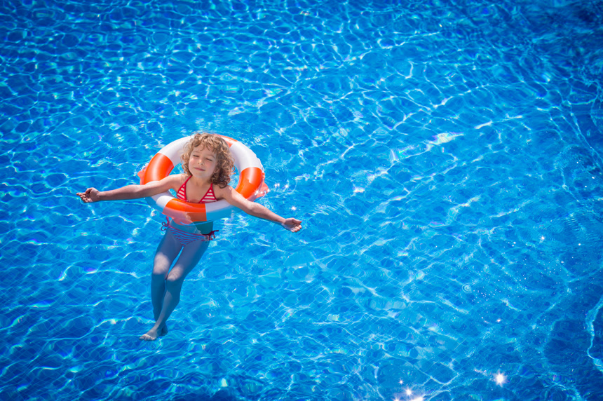 在游泳池玩耍的快乐儿童六一儿童节人像