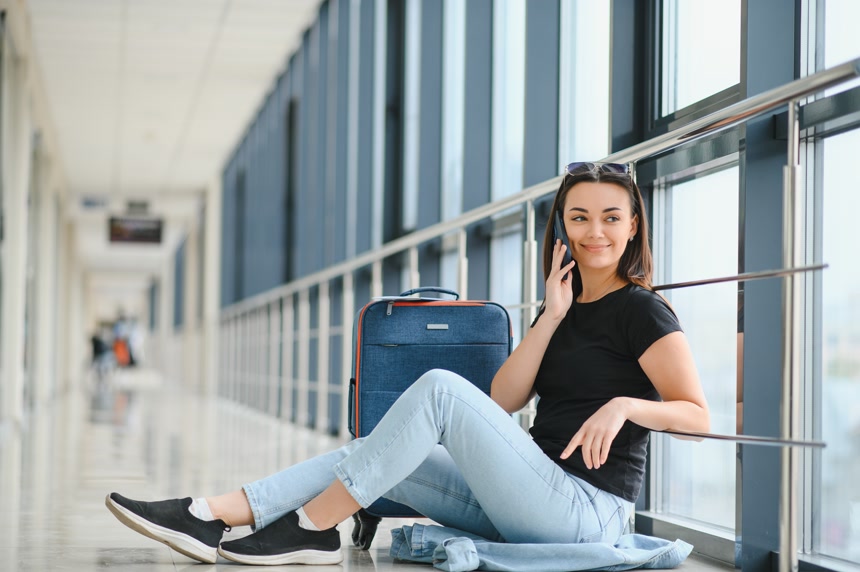 在机场窗口中的女孩旅游出行