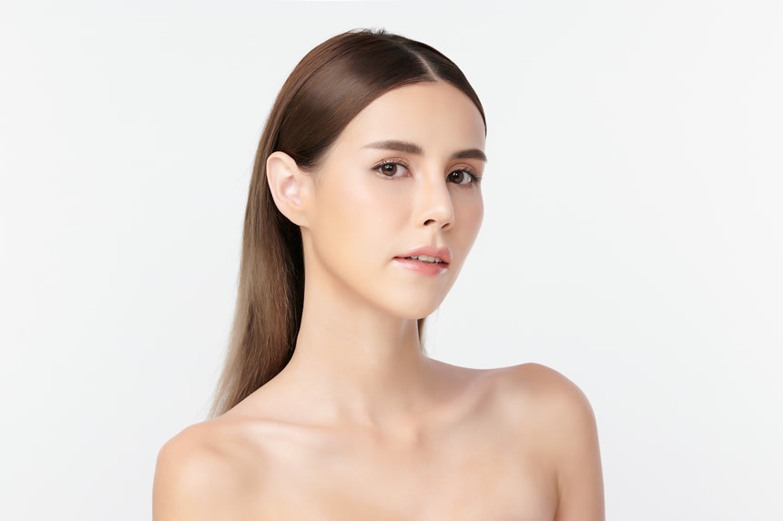 白色背景上美丽的年轻亚洲女性美容美发