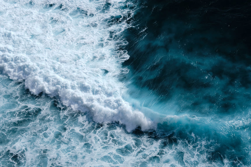 从空中俯瞰浪花潮水涨潮和潮水退潮时海浪相碰自然风景