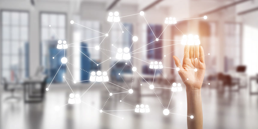  女商人手接触网络的概念数字全息 虚拟触摸