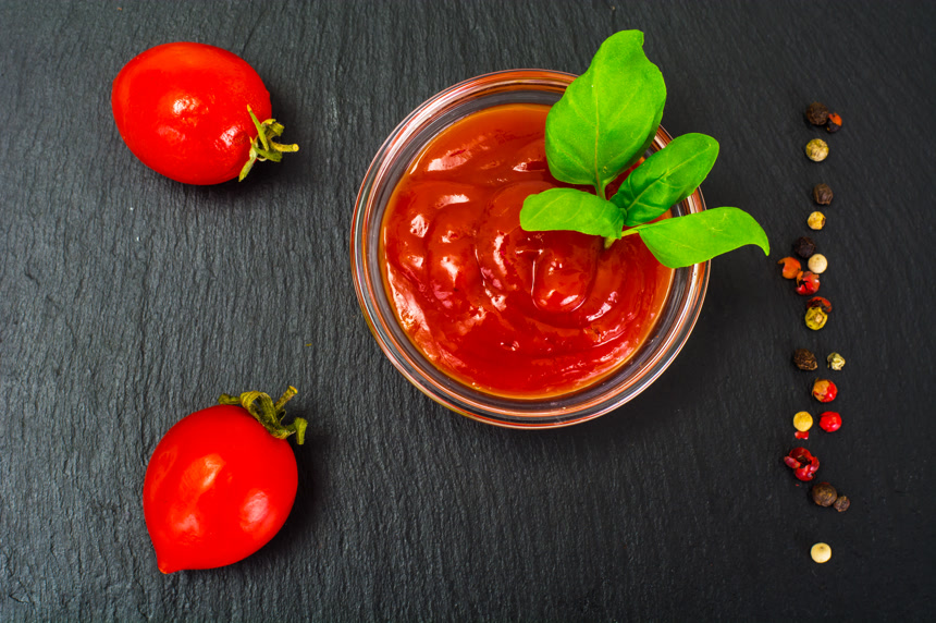 新鲜西红柿和一碗西红柿果酱水果酱俯拍