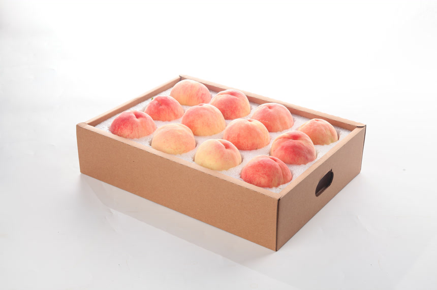 白底上一箱阳山水蜜桃