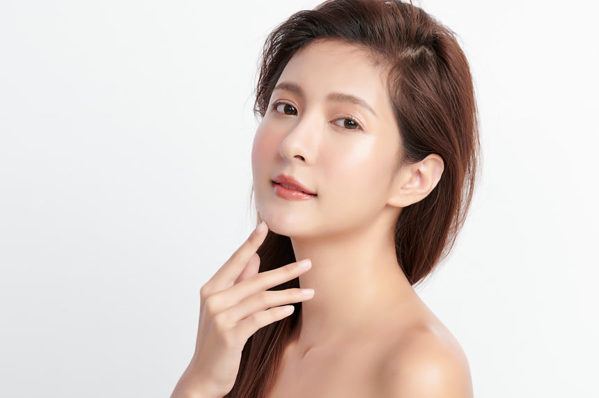 美女模特肖像摄影白底图美容宣传