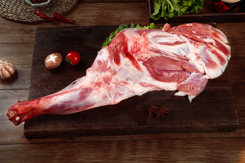 深底上的羊后腿