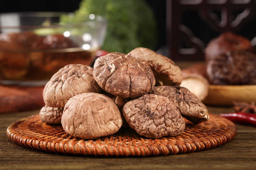 深底上的干香菇