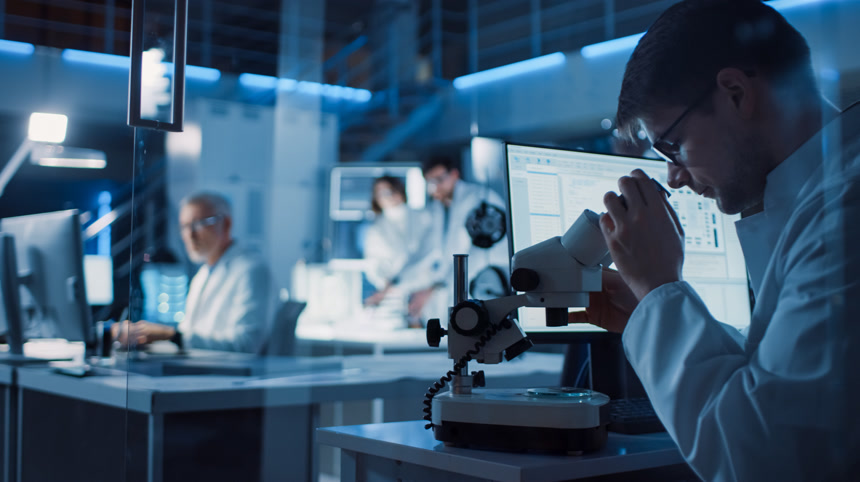 在技术研究实验室科研人员仔细观察显微镜下的东西科学研发