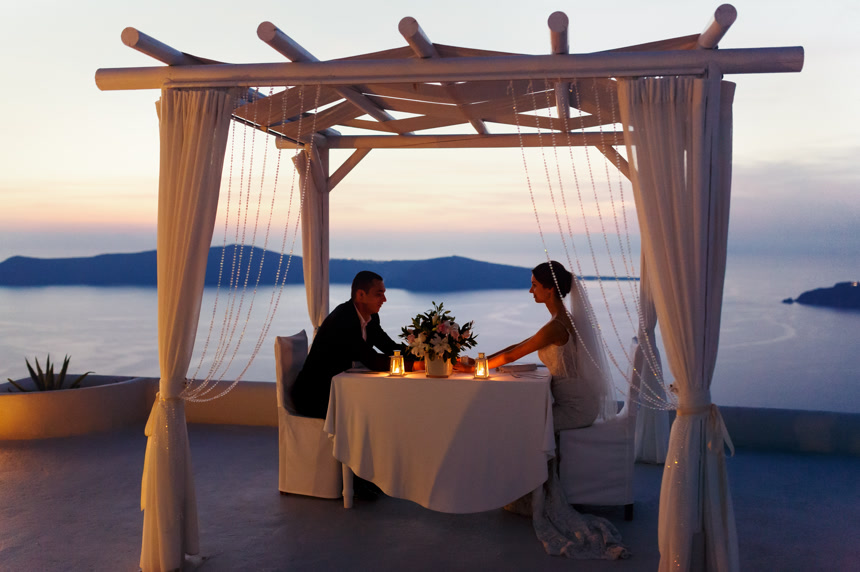 新婚夫妇傍晚在海边约会唯美场景近景图片