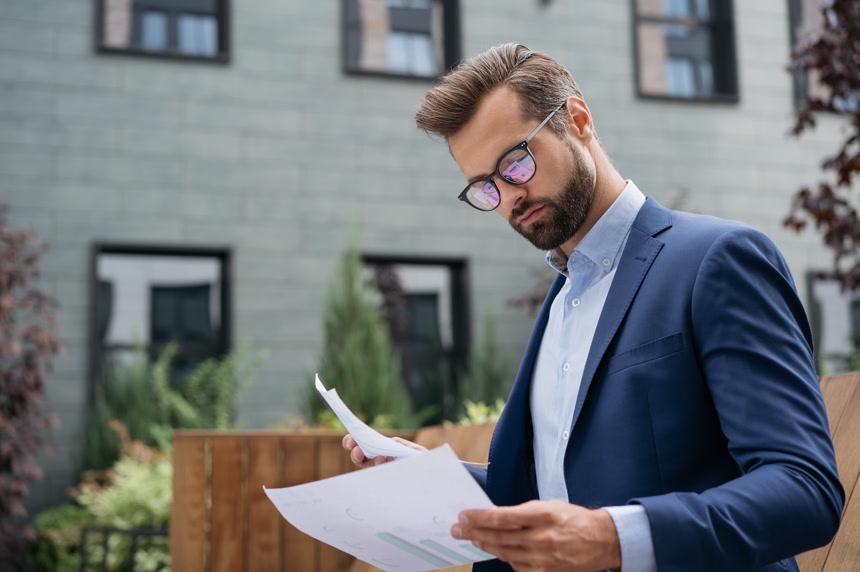正在阅读文件的西装商务男士人物肖像生活方式