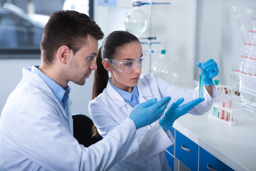 两个化验员人员进行试管研究实验化验