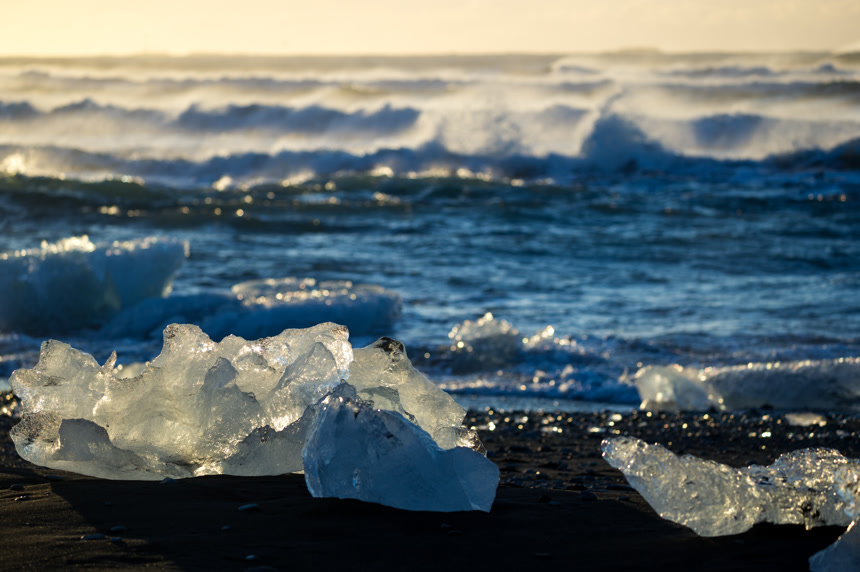阳光下融化的冰块自然景观冰川