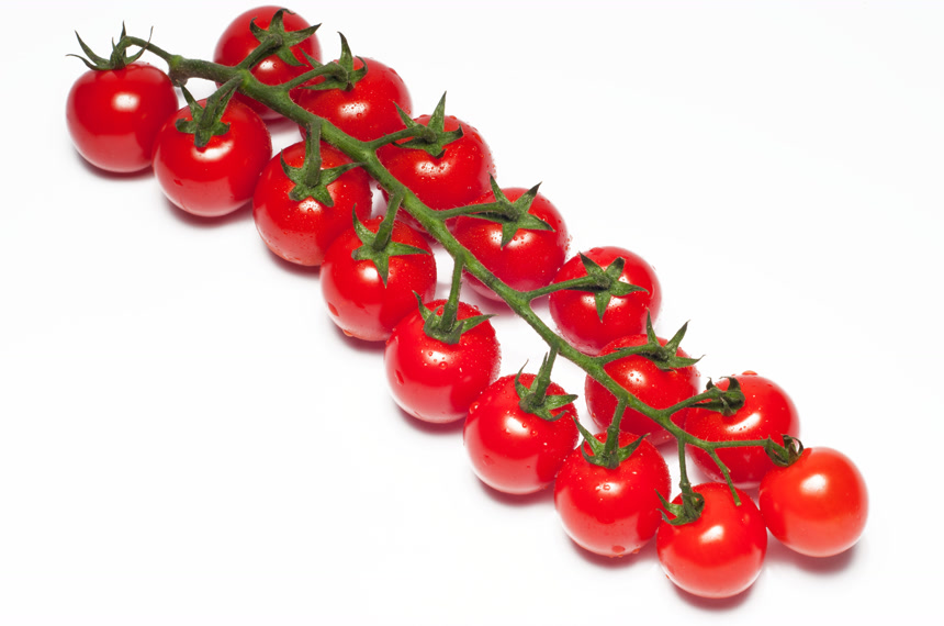 白色背景上的新鲜樱桃番茄水果店宣传