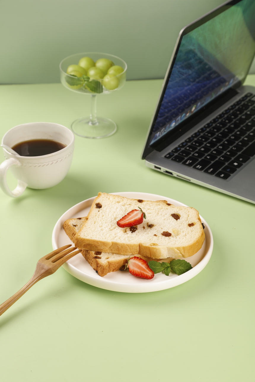 浅底上的葡萄干吐司