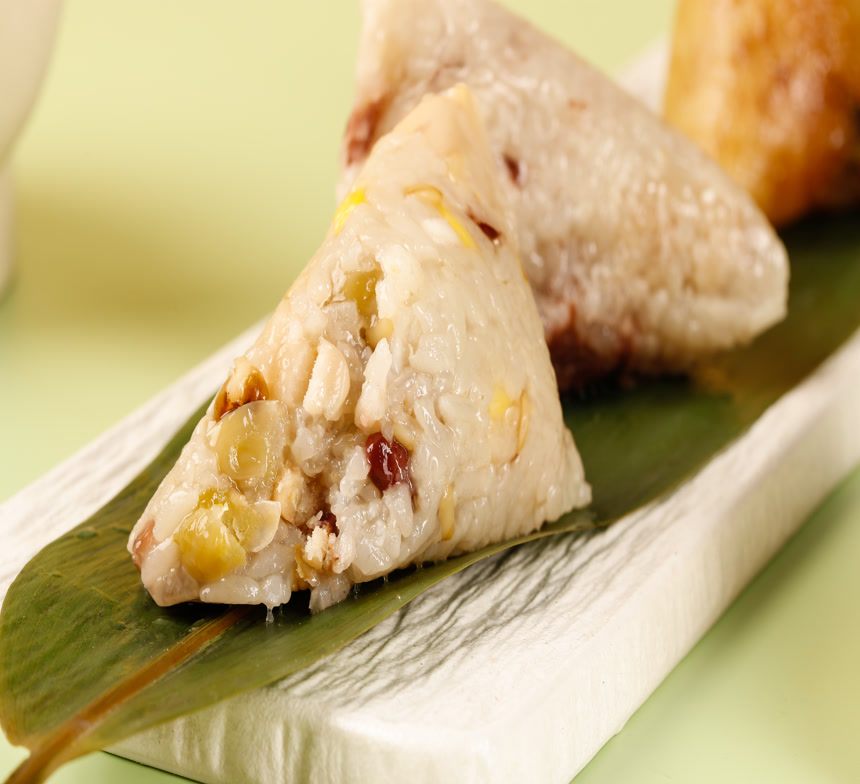 浅底上的糯米粽子