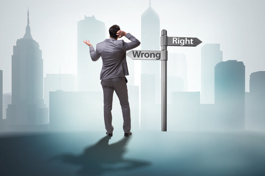 商人站在虚拟的高楼大厦前做选择商务