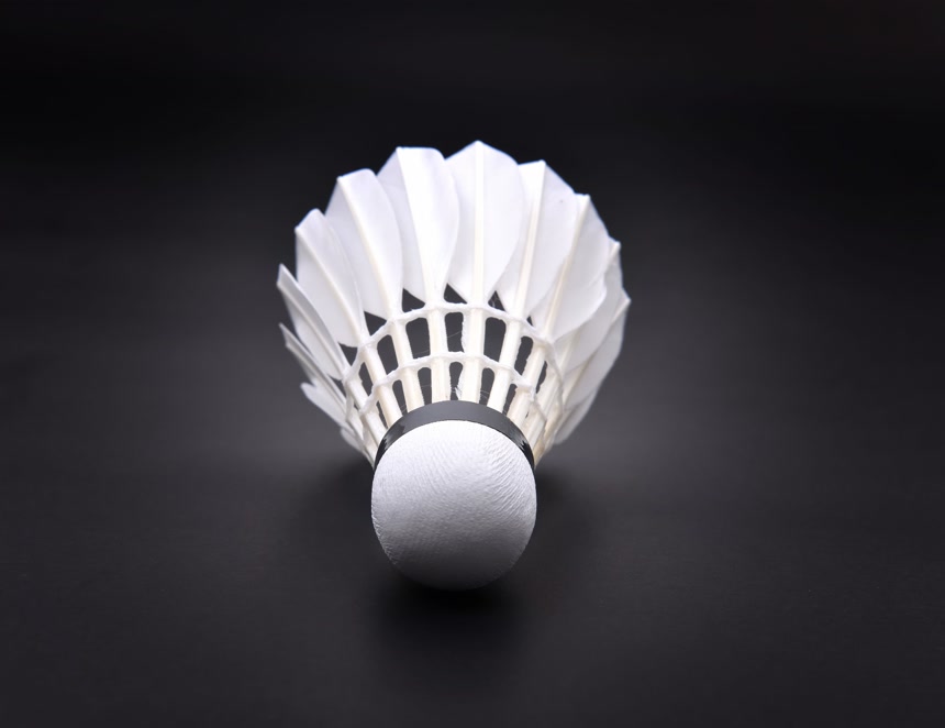 黑色背景前的白色羽毛球特写   产品宣传图